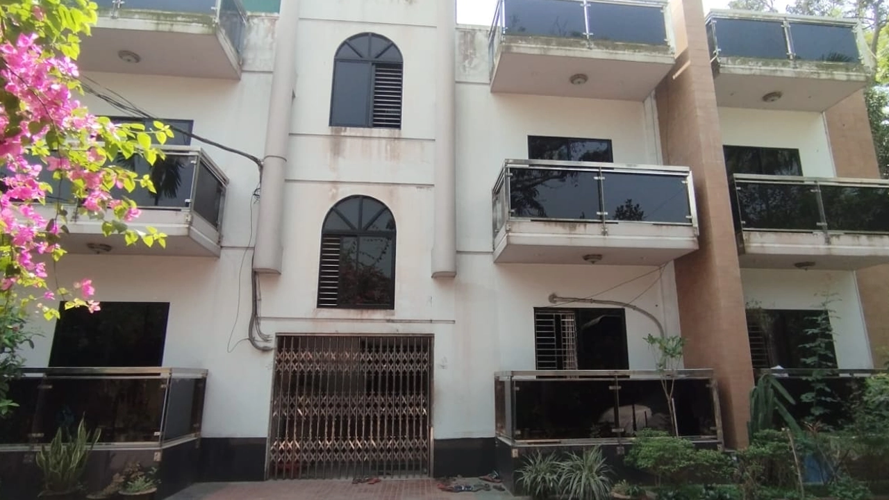 আল-আমিনের বিলাশবহুল তিনতলা বাড়ি।