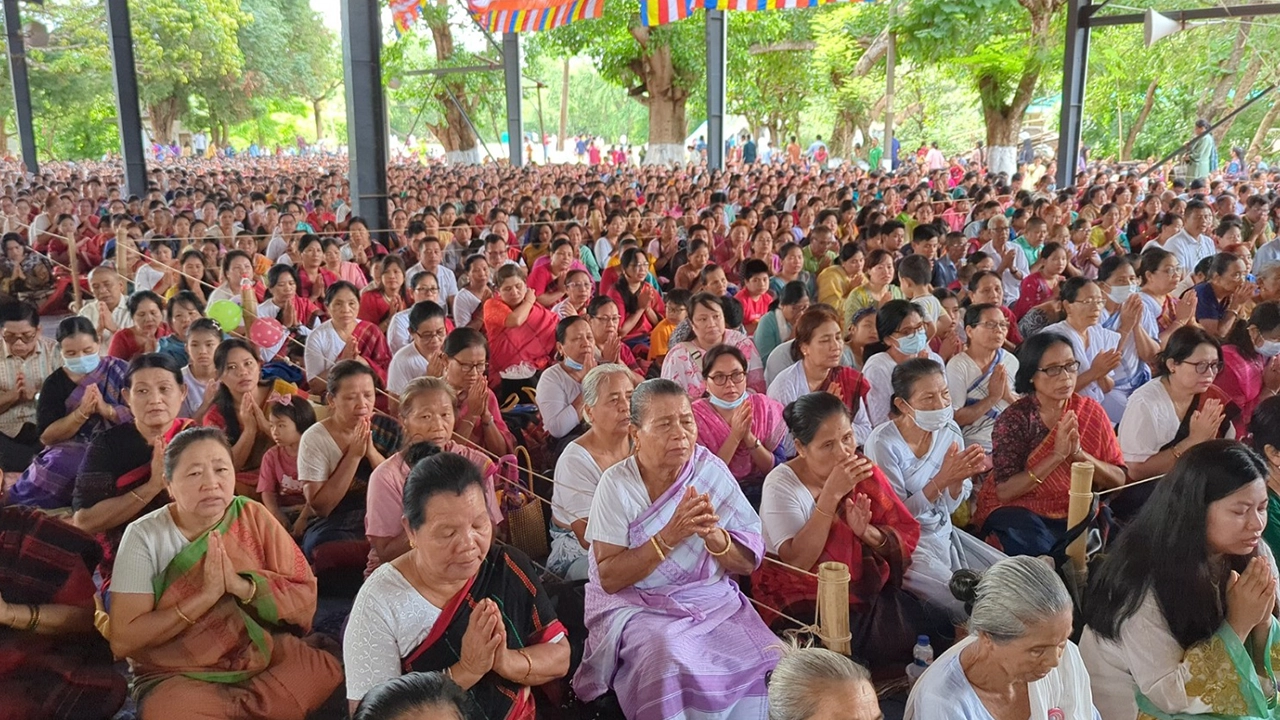 বিশ্ব শান্তি ও সকল প্রাণীর মঙ্গল কামনায় প্রার্থনা। ছবি : এশিয়া পোস্ট