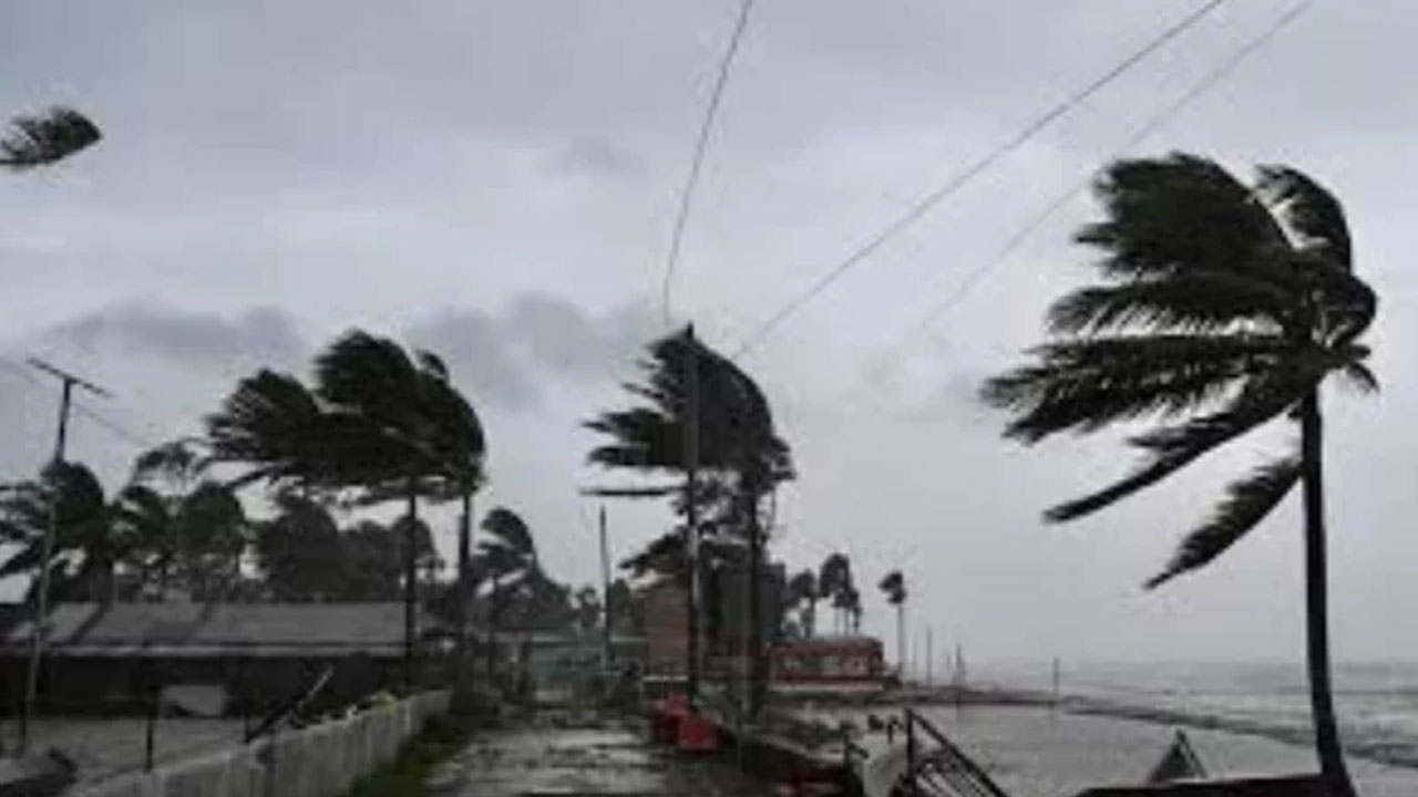 দেশের ৬ জেলায় ঝড়ের পূর্বাভাস, নদীবন্দরে সতর্কতা