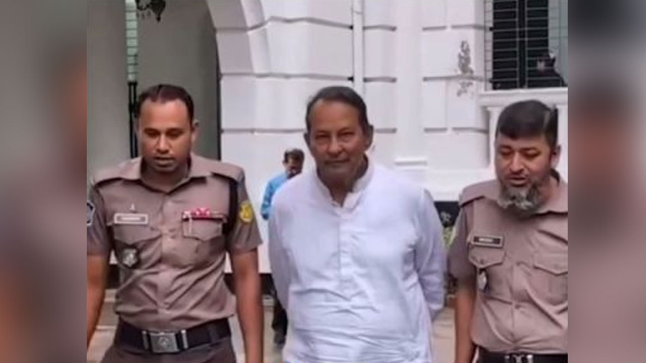 আন্তর্জাতিক অপরাধ ট্রাইব্যুনালের এজলাসকক্ষ থেকে হাসানুল হক ইনুকে হাজতখানায় নেওয়ার পথে। ছবি: ভিডিও থেকে নেওয়া