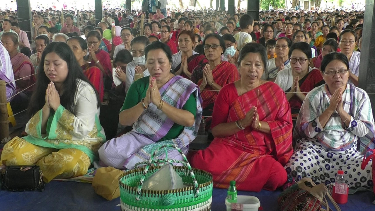 বিশ্ব শান্তির মঙ্গল কামনায় রাঙামাটিতে উদযাপিত হয়েছে শুভ বুদ্ধপূর্ণিমা। ছবি : এশিয়া পোস্ট