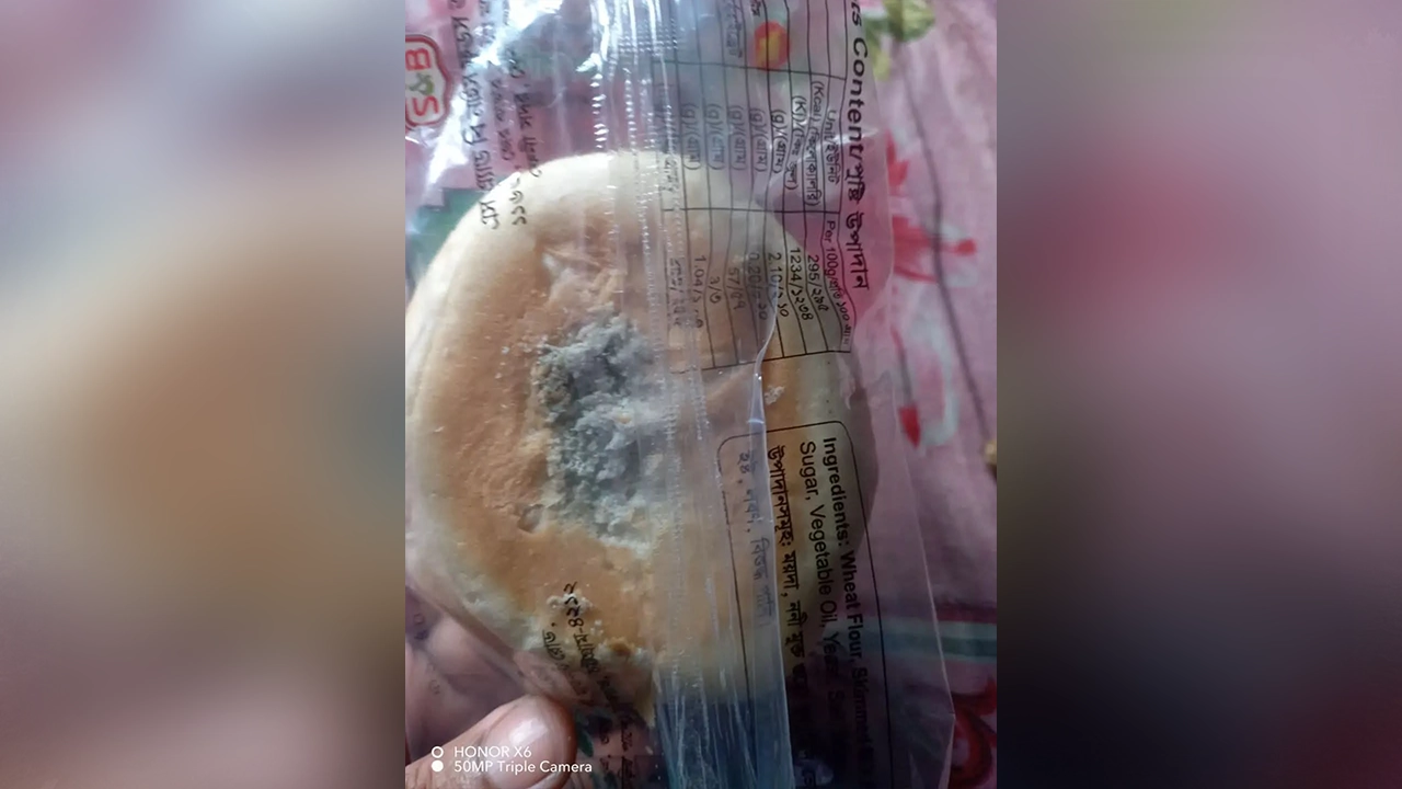 শিক্ষার্থীদের ছত্রাকযুক্ত বনরুটি সরবরাহ করেছে ঠিকাদারি প্রতিষ্ঠান। ছবি: সংগৃহীত