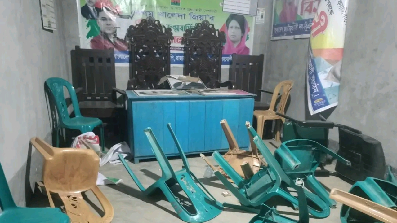 হামলায় ক্ষতিগ্রস্ত রাজাহার ইউনিয়ন বিএনপি কার্যালয়। ছবি : এশিয়া পোস্ট