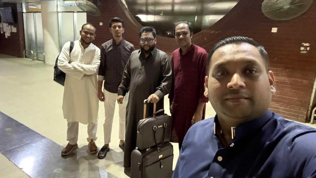 সিন্ডিকেটের নির্যাতনে দেশ ছাড়লেন নবীন পাঞ্জাবির মালিক