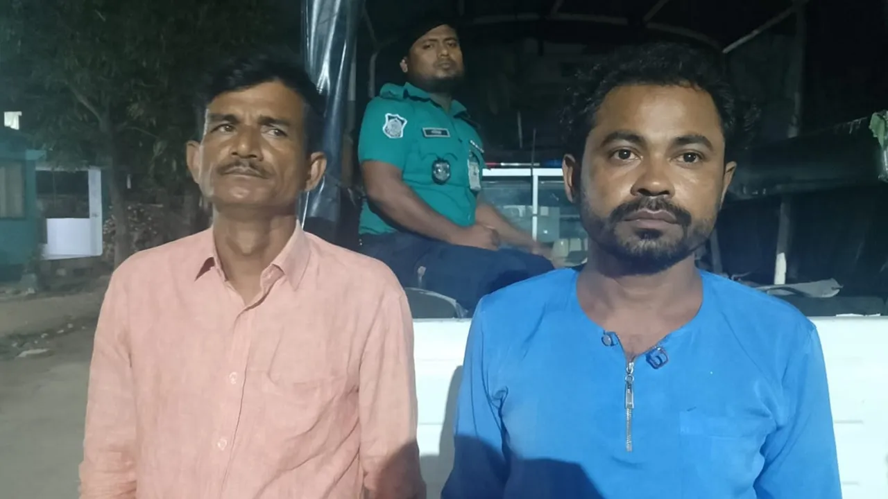 খুলনা প্রেস ক্লাবে হামলার ঘটনায় গ্রেপ্তার হওয়া দুই আসামি। ছবি: এশিয়া পোস্ট