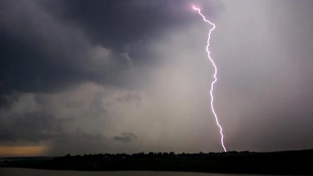 খেলতে গিয়ে বজ্রপাতে কিশোরের মৃত্যু