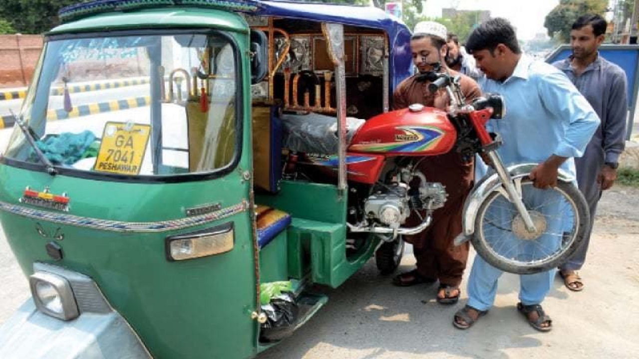 হরমুজ প্রণালি বন্ধ থাকায় পাকিস্তানের জ্বালানি আমদানি বিঘ্নিত হচ্ছে। ছবি: সংগৃহীত