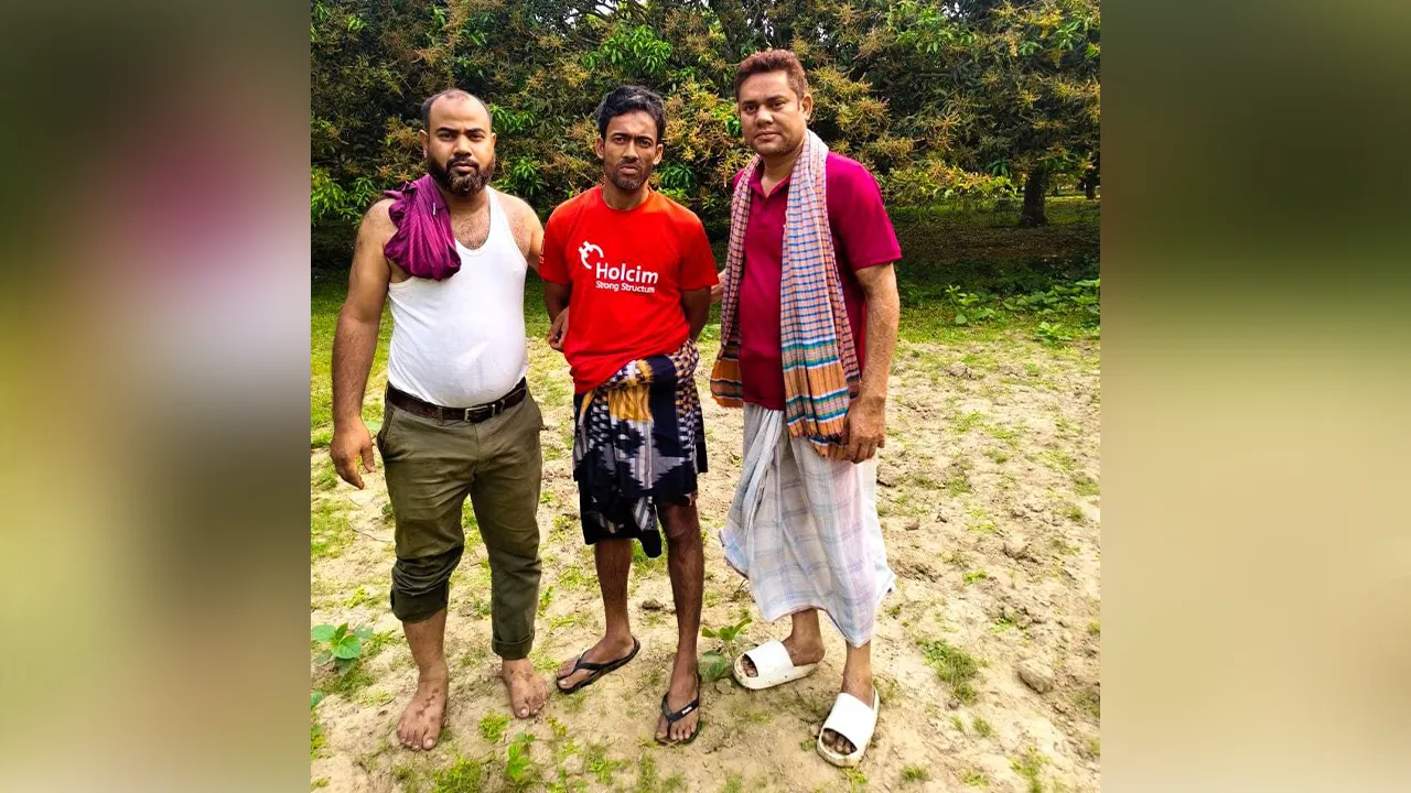 কৃষকের বেশে আসামি ধরলেন পুলিশের এসআই। ছবি: সংগৃহীত