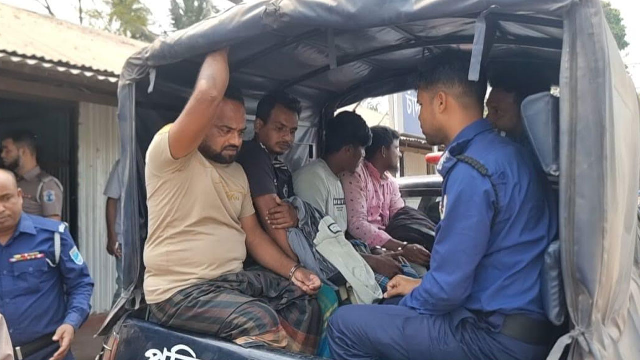 গ্রেপ্তার শ্রমিকরা। ছবি : এশিয়া পোস্ট