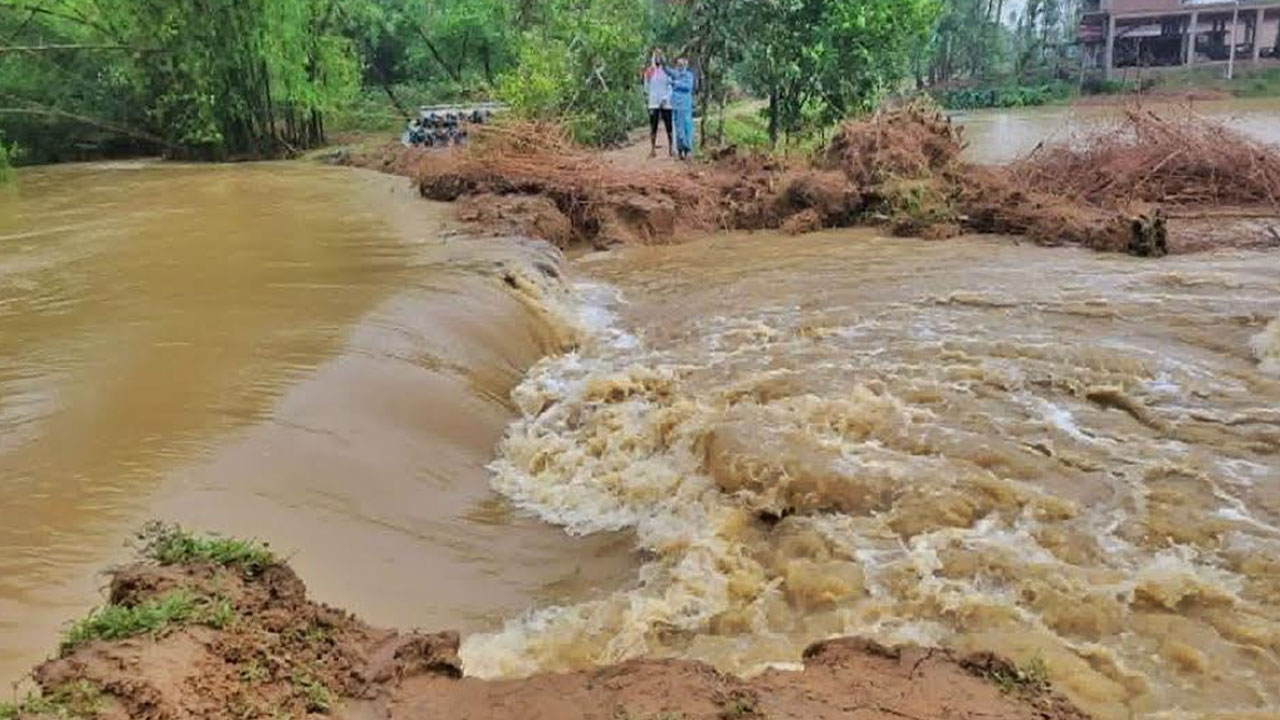 ভারী বৃষ্টি ও উজান থেকে নেমে আসা পাহাড়ি ঢলে নিম্নাঞ্চল প্লাবিত। ছবি : এশিয়া পোস্ট