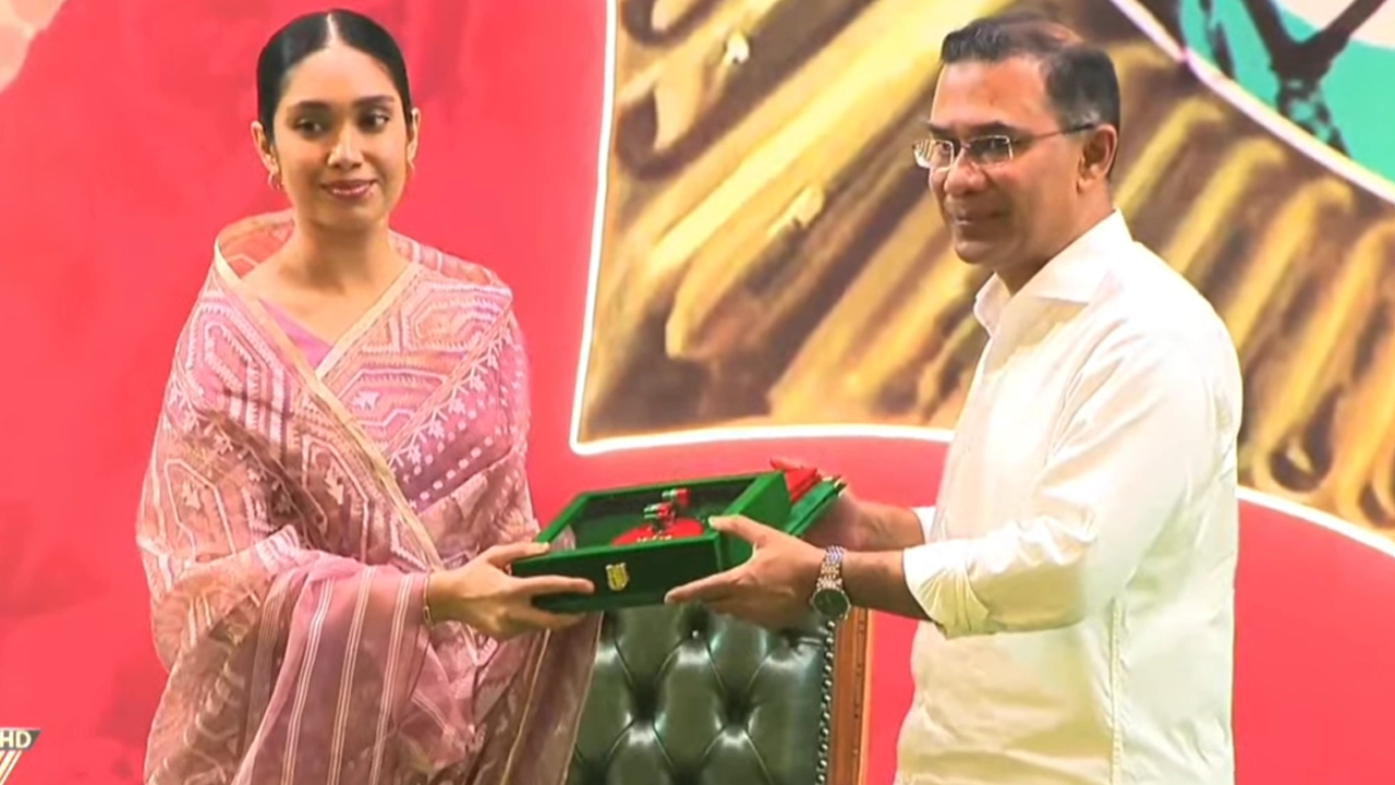 খালেদা জিয়ার স্বাধীনতা পুরস্কার গ্রহণ করলেন নাতনি জাইমা রহমান