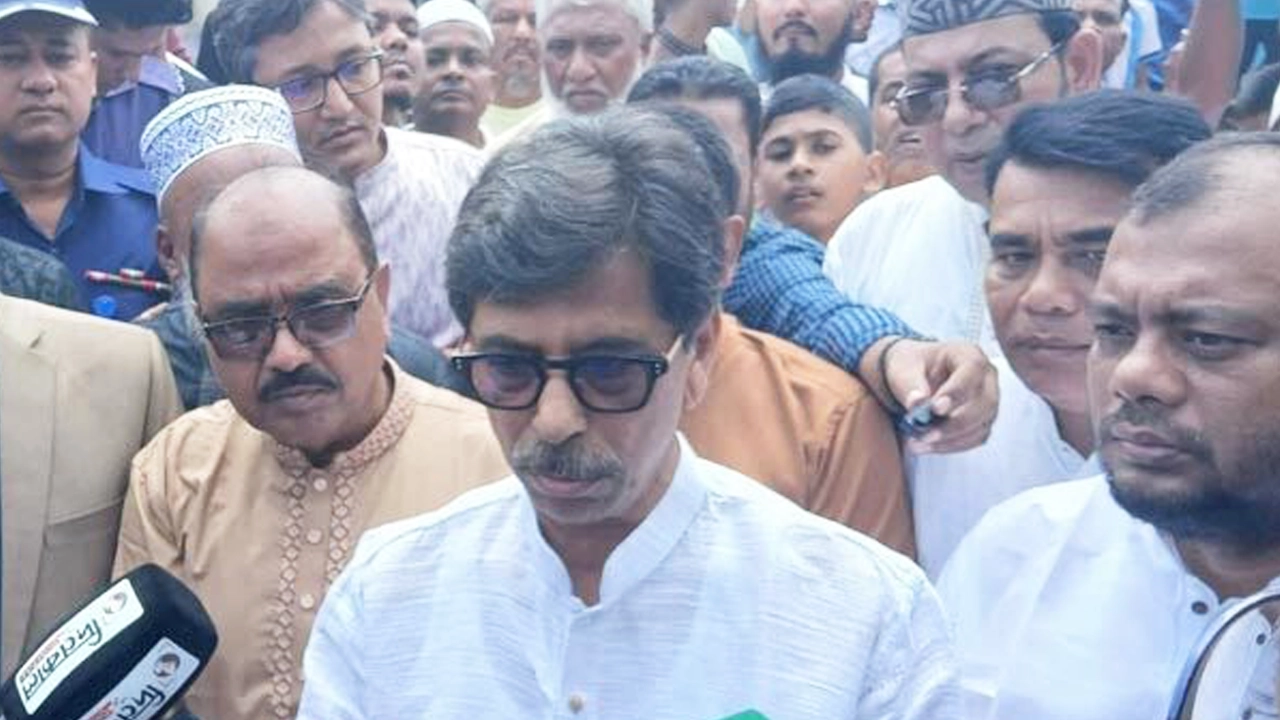 কুমিল্লায় দুর্ঘটনাস্থল পরিদর্শন করেন কৃষিমন্ত্রী আমিন উর রশিদ। ছবি: এশিয়া পোস্ট