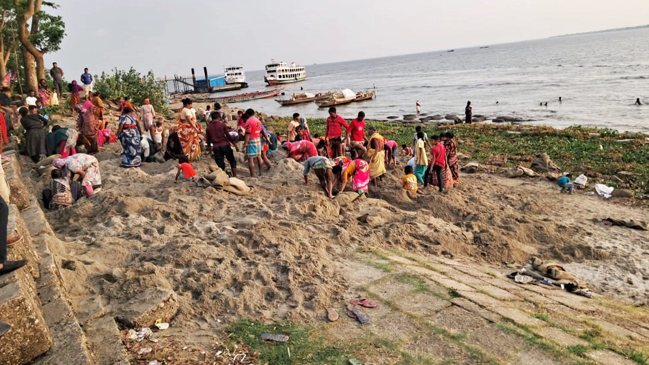 চাঁদপুরের মতলব উত্তরে একলাসপুর লঞ্চঘাট এলাকায় নদীর তীর রক্ষার জিও ব্যাগ নিয়ে যাচ্ছে স্থানীয়রা। ছবি: এশিয়া পোস্ট