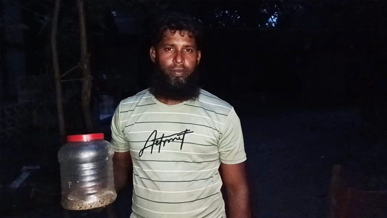 মেঘনা নদীর পাড় থেকে উদ্ধার হওয়া রাসেলস ভাইপার হাতে আহত যুবক মো. সোহেল। ছবি: এশিয়া পোস্ট