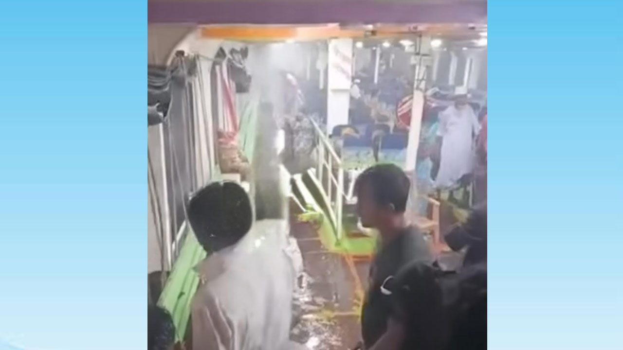 ঝড়ের কবলে মেঘনায় আটকা পড়েছে যাত্রীবাহী তিন লঞ্চ