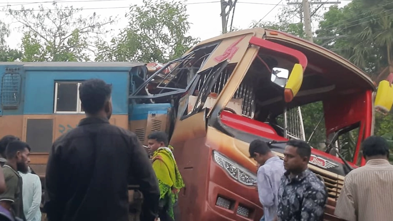 ঢাকায় নেমে বেঁচে গেলেন চালক, বাসেই প্রাণ গেল স্ত্রী ও দুই শিশুর