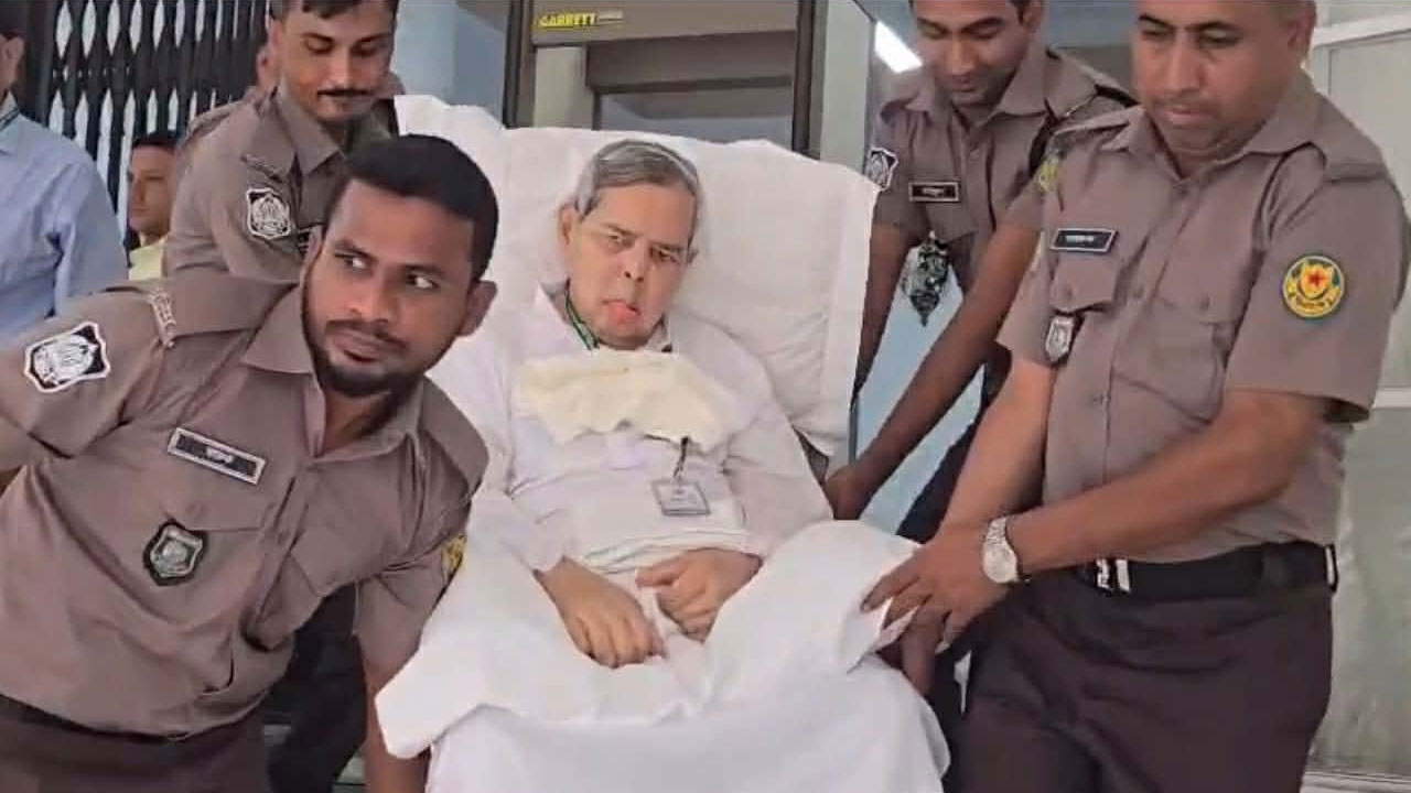 হুইলচেয়ারে ট্রাইব্যুনালে এসে দীপু মনির সঙ্গে সাক্ষাৎ করলেন অসুস্থ স্বামী