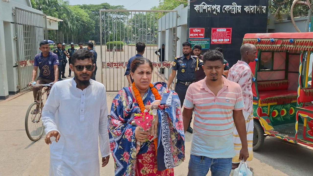 কারাগার থেকে মুক্তি পেলেন শিল্পী বেগম। ছবি : এশিয়া পোস্ট