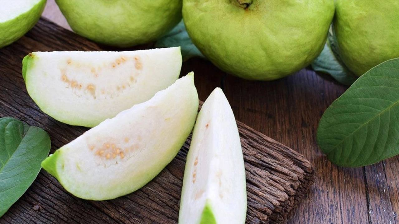 পেয়ারা ও পেয়ারা পাতার স্বাস্থ্য উপকারিতা