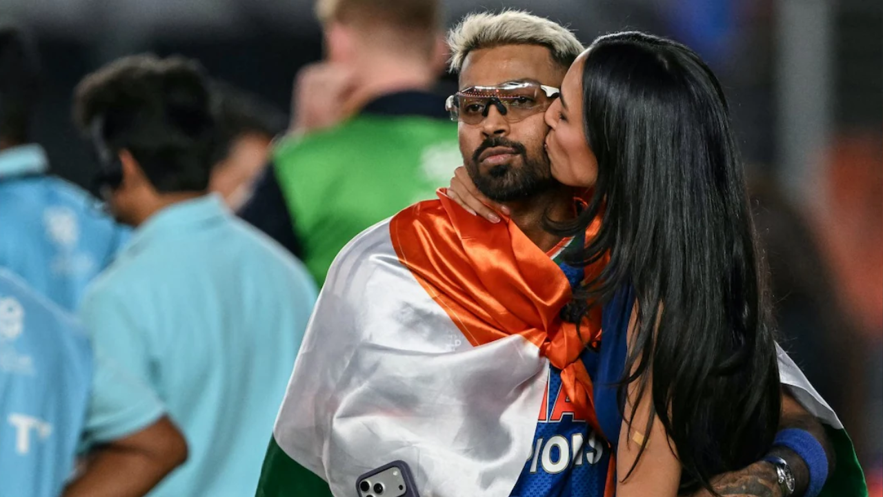 পতাকা গায়ে জড়িয়ে উদযাপন করেন হার্দিক। ছবি: সংগৃহীত
