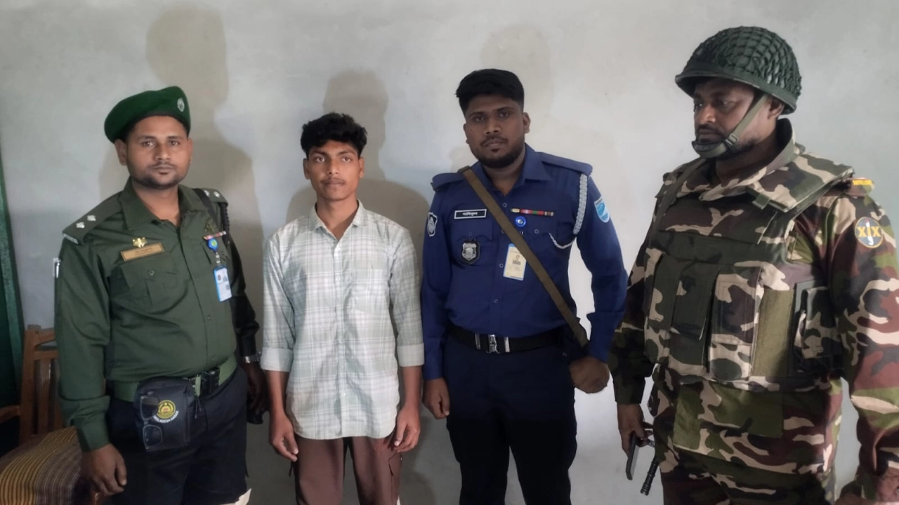 হোসেনপুরের পিপলাকান্দি উচ্চ বিদ্যালয় কেন্দ্রে জাল ভোট দিতে গিয়ে আটক হন ইমরান হোসাইন। ছবি: এশিয়া পোস্ট
