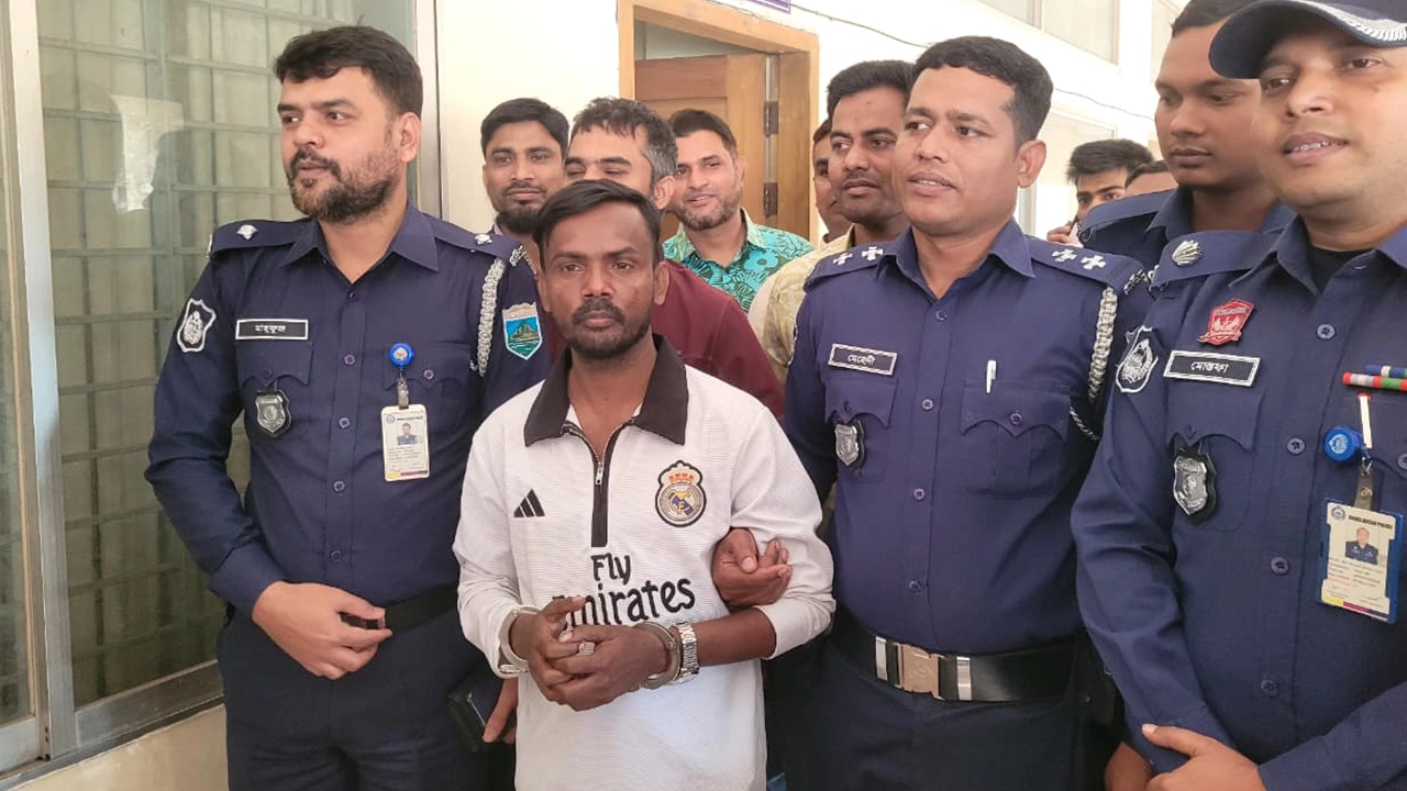 বগুড়ায় ধাওয়া করে হিরো আলমকে গ্রেপ্তার