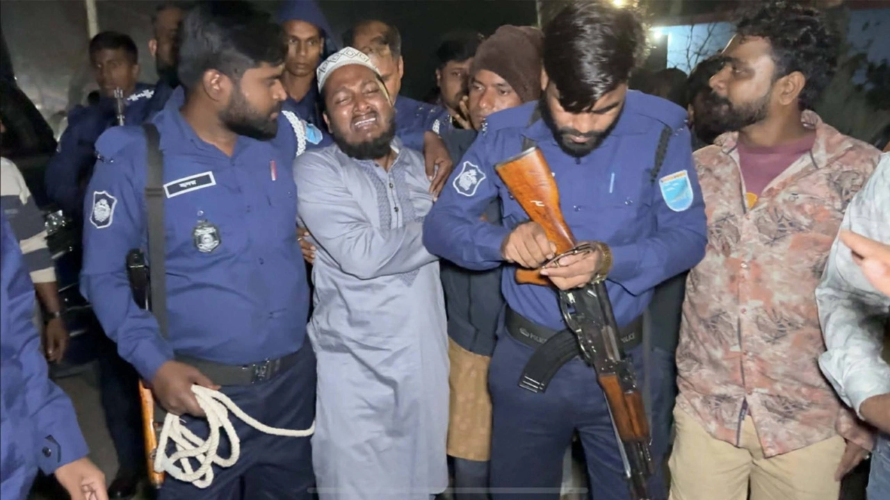 দেড় ঘণ্টার প্যারোলে মুক্তি পেয়ে বাবার জানাজায় ছাত্রদল নেতা