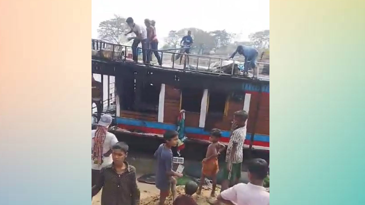 পর্যটকবাহী হাউজবোটে আগুন। ছবি : এশিয়া পোস্ট
