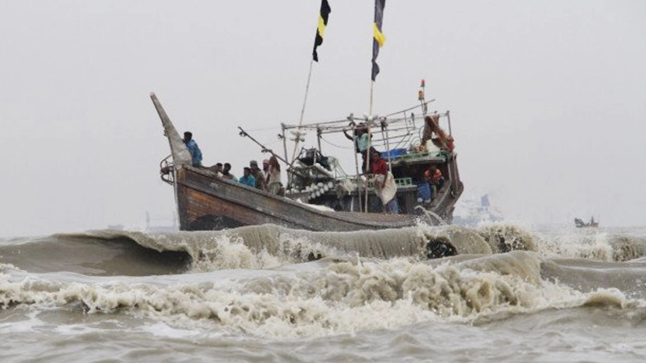 দেশের সব সমুদ্রবন্দরে ৩ নম্বর সতর্ক সংকেত