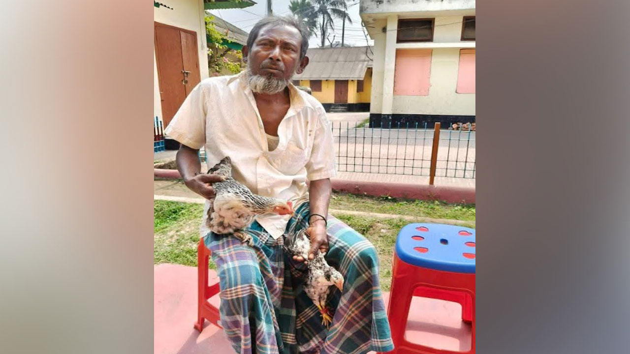 বিচার চেয়ে থানায় হাজির ছোট ভাই আঙ্গুর মিয়া। ছবি : এশিয়া পোস্ট