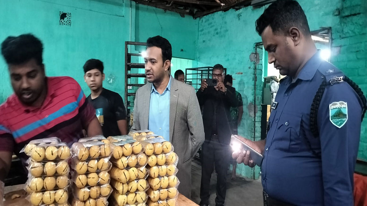 অস্বাস্থ্যকর পরিবেশে খাদ্যপণ্য উৎপাদন করায় জরিমানা । ছবি: এশিয়া পোস্ট