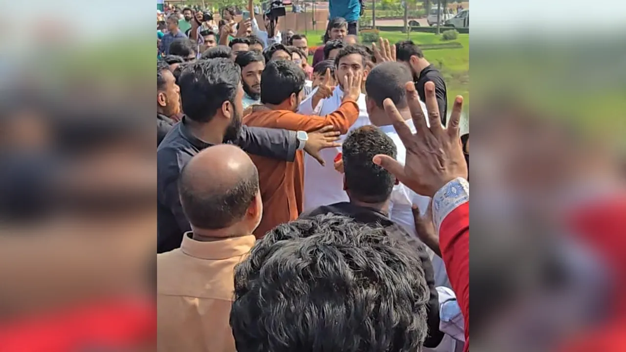 স্মৃতিসৌধে জাতীয় পার্টি ও জাতীয় ছাত্রশক্তির নেতাকর্মীদের মধ্যে হাতাহাতি