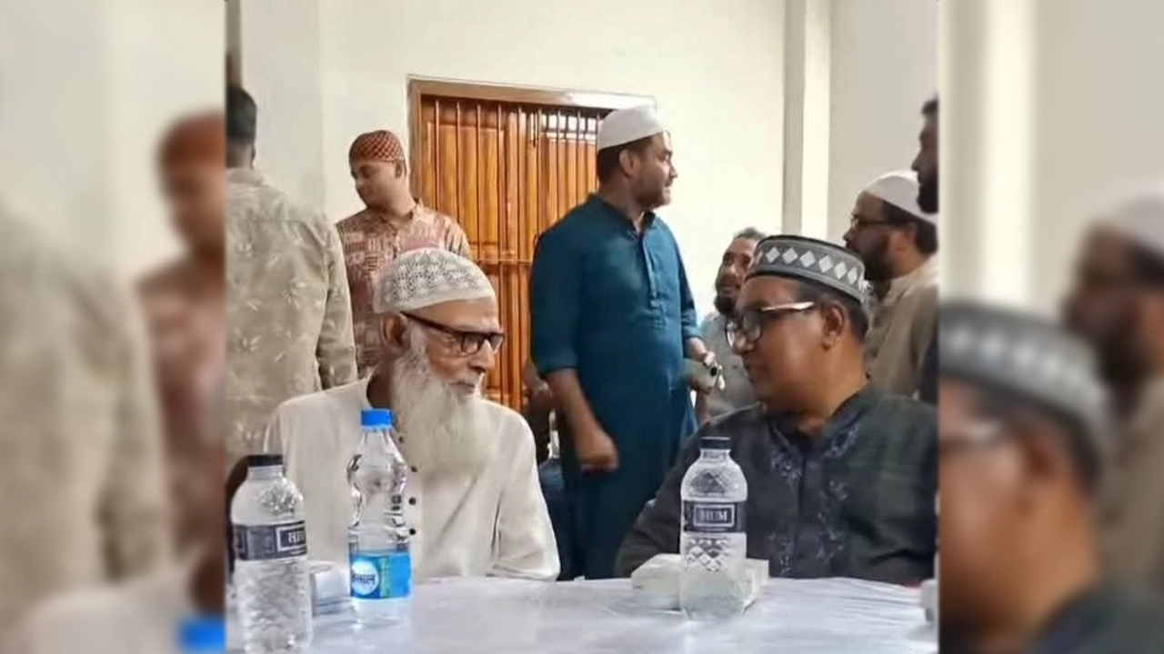 বিএনপি নেতাদের নিয়ে আওয়ামী লীগ নেতার ইফতার 