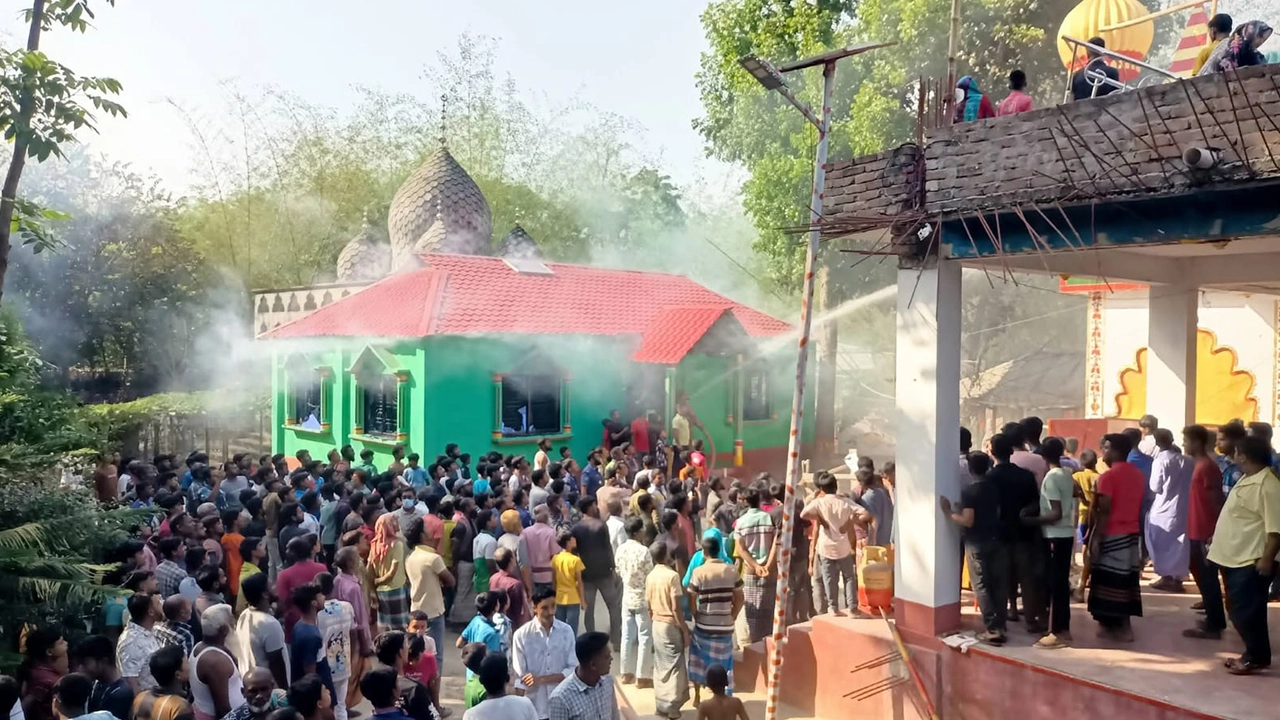 ফেসবুক পোস্ট দিয়ে দরবারে হামলা, গণপিটুনিতে ‘পীর’ নিহত
