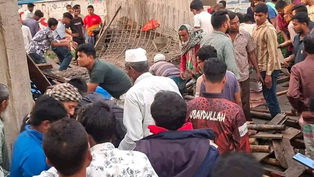 কিশোরগঞ্জে বিসিকের ফটক ধসে প্রাণ গেল এক শ্রমিকের, আহত ৪