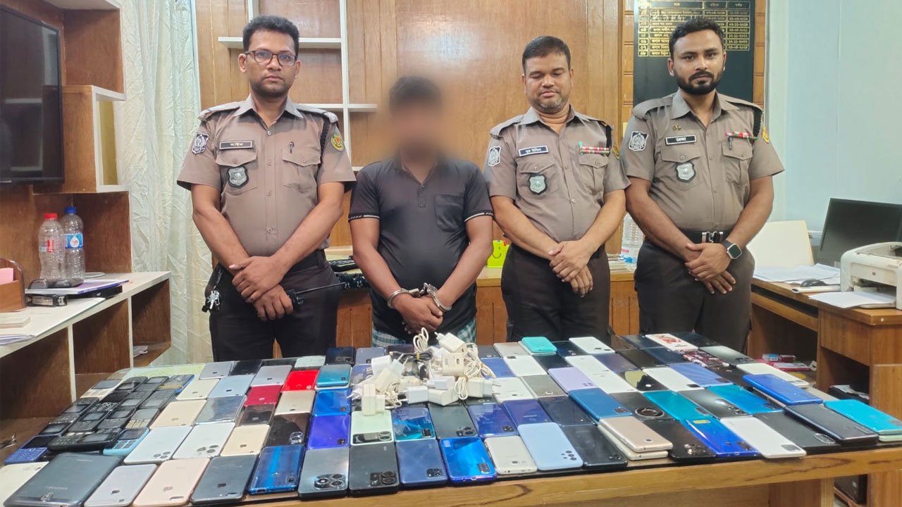 গুলিস্তানে ১১৭ চোরাই মোবাইলসহ গ্রেপ্তার ১