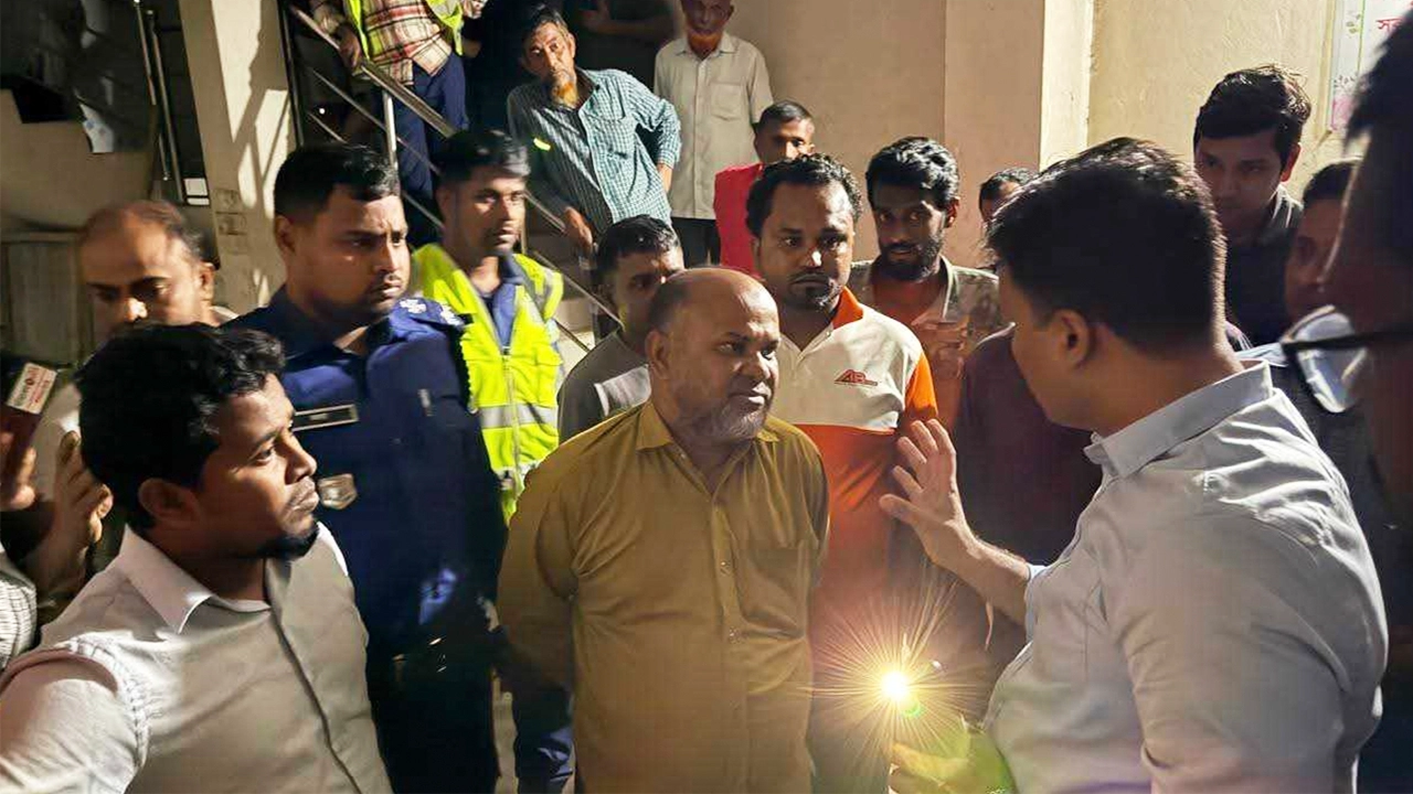 লাইসেন্স ছাড়া জ্বালানি তেল মজুতের দায়ে মজুতকারীকে ১০ দিনের বিনাশ্রম কারাদণ্ড দেওয়া হয়। ছবি: এশিয়া পোস্ট