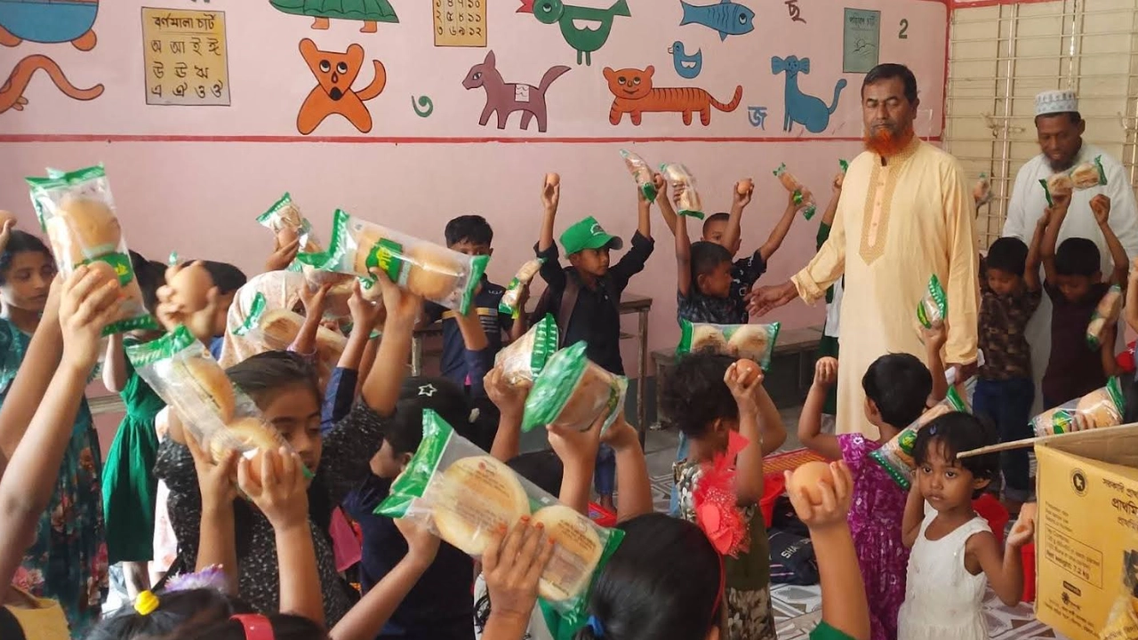 স্কুল ফিডিং কর্মসূচির আওতায় শিক্ষার্থীদের হাতে খাবার। ছবি : এশিয়া পোস্ট