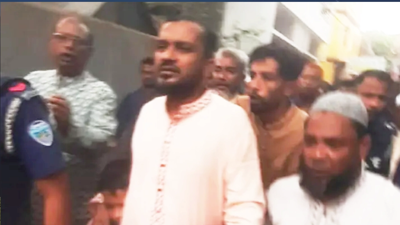 ঈদের দিনে প্যারোলে মুক্তি পেয়ে বাবার জানাজায় স্বেচ্ছাসেবক লীগ নেতা