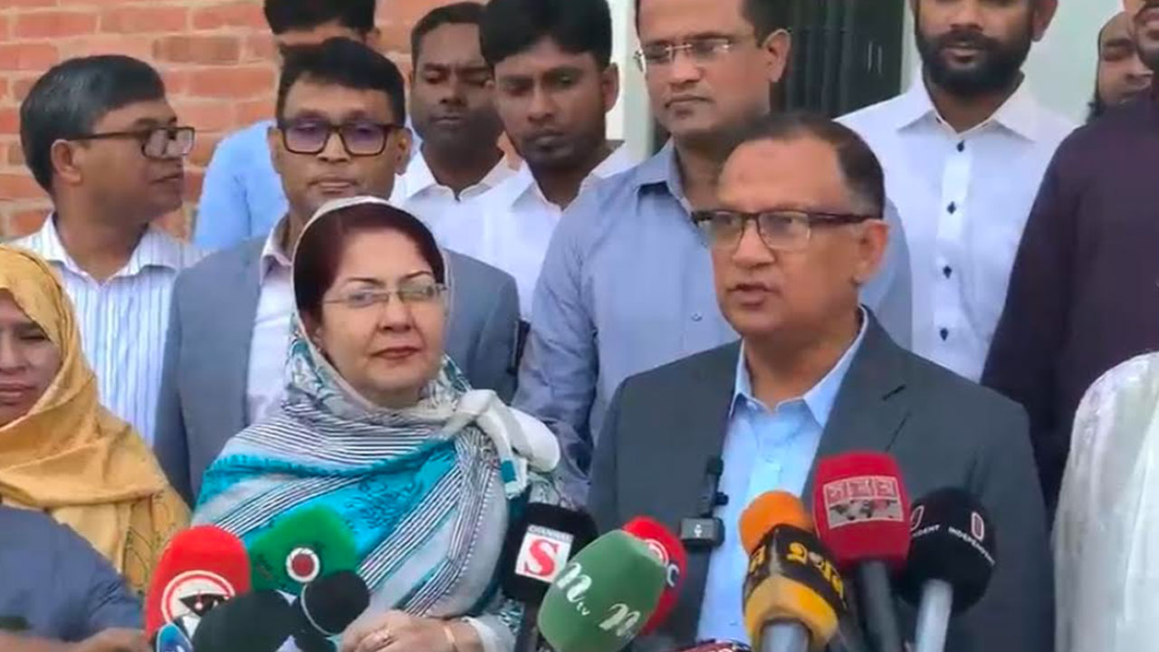 পাট ও বস্ত্র প্রতিমন্ত্রী মো. শরীফুল আলম সাংবাদিকদের সঙ্গে কথা বলছেন। ছবি : এশিয়া পোস্ট