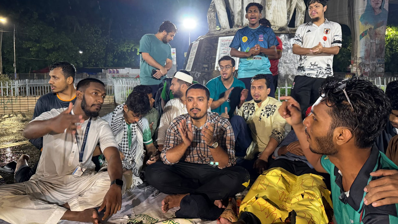 বৃষ্টির মধ্যেও রাজুতে অনশনে সংহতি জানাচ্ছেন ভিপি সাদিক কায়েম