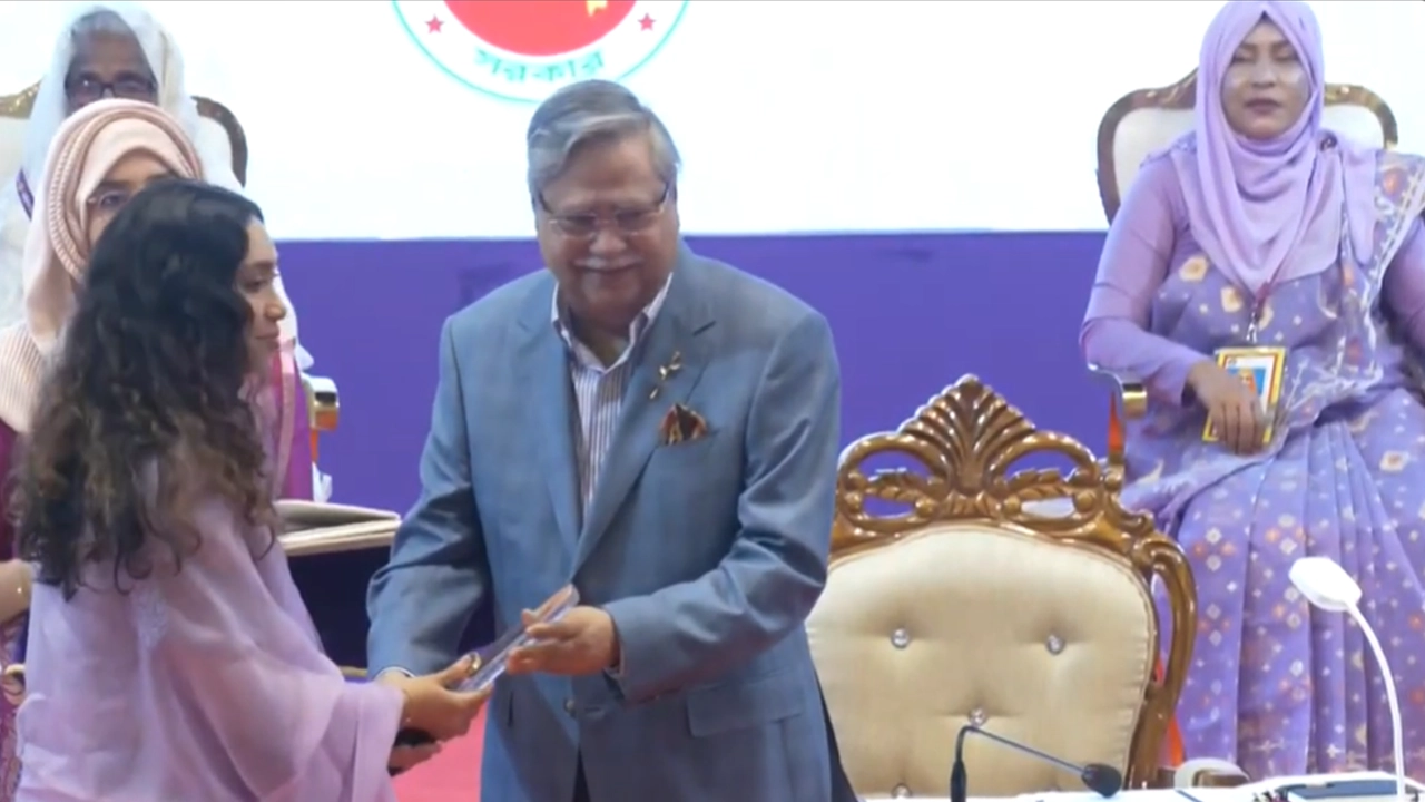 খালেদা জিয়ার মরণোত্তর পুরস্কার গ্রহণ করলেন জাইমা রহমান