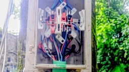 এক রাতে ৪ বৈদ্যুতিক মিটার চুরি, ফেরত নিতে নম্বর ঝুলিয়ে টাকা দাবি