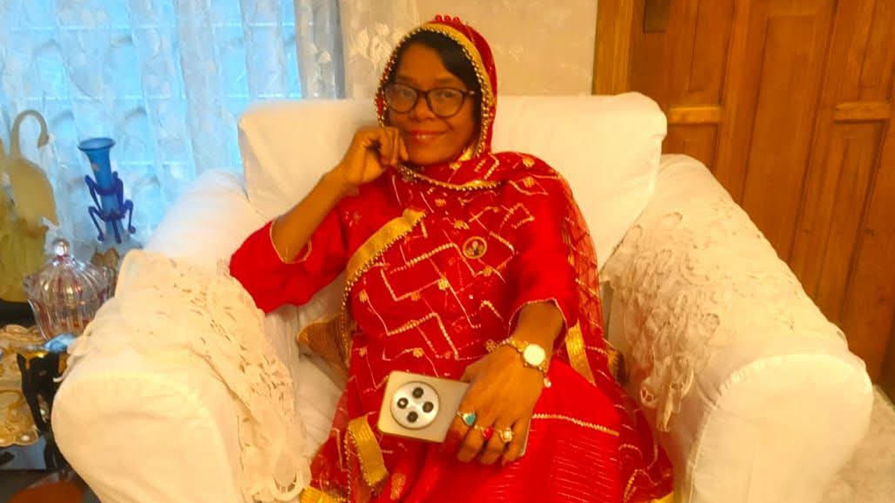 ফ্যামিলি কার্ড দেওয়ার নামে শতাধিক নারী থেকে টাকা নেন মহিলা দলের নেত্রী