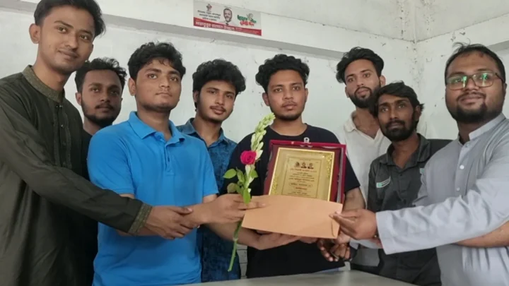 বাগেরহাটে জিপিএ-৫ পাওয়া দরিদ্র দুই শিক্ষার্থীকে ছাত্রদলের সংবর্ধনা