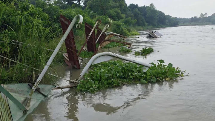 আড়াই কোটি টাকার রেসকিউ বোট পানির নিচে