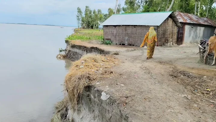 নদীগর্ভে শত শত বসতভিটা, স্থায়ী বাঁধ নির্মাণের দাবি