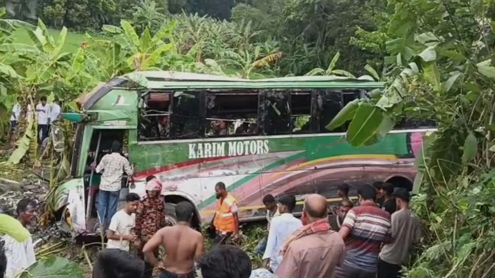 গোপালগঞ্জে যাত্রীবাহী বাস খাদে পড়ে নিহত ৩