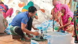 পুরোনো প্রযুক্তি আর বাড়তি খরচে অস্তিত্ব সংকটে লবণশিল্প