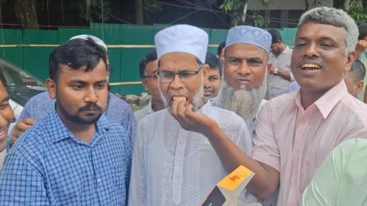 আলু সংরক্ষণের ভাড়া ৬ টাকা করায় বগুড়ায় মিষ্টি বিতরণ